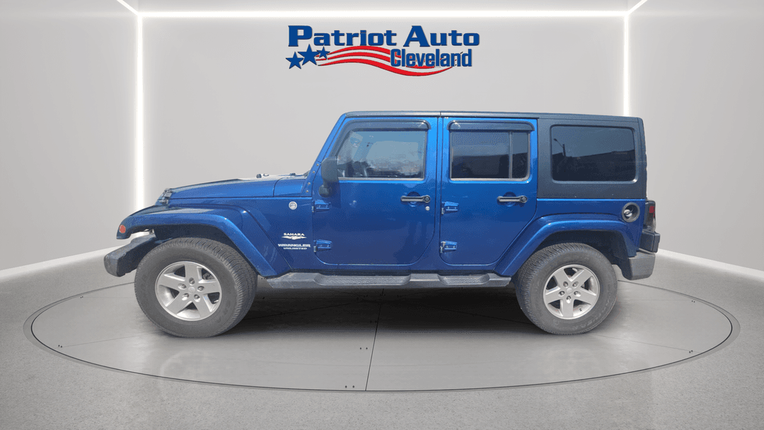 2010 Jeep Wrangler Unlimited Sahara - Image 2